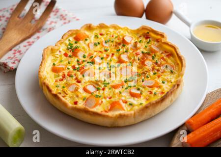 Quiche in stile francese con surimi di uova e granchi. Foto Stock