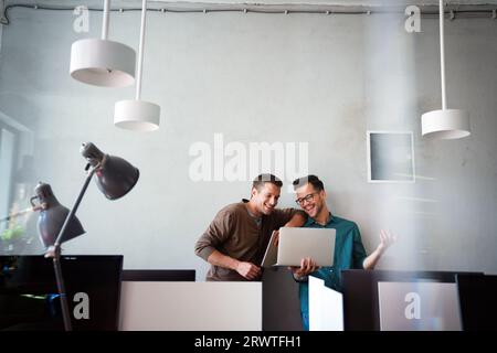 Social media, online, connessione, concetto tecnologico. Avvio. Uomini d'affari felici che lavorano insieme Foto Stock