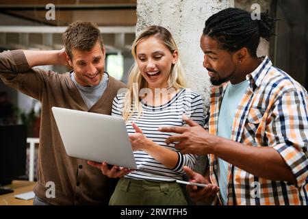 Processo collaborativo di persone con competenze multiculturali durante la riunione di brainstorming in ufficio Foto Stock