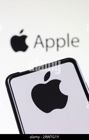 Stoccarda, Germania - 20 luglio 2023: Logo Apple del produttore di smartphone e computer su un telefono cellulare e schermo a Stoccarda, Germania. Foto Stock