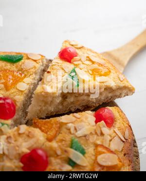 Coca de sant joan. Tradizionale torta di San Juan per celebrare l'arrivo dell'estate in Spagna fatta con pane brioche, frutta candita e noci. Foto Stock