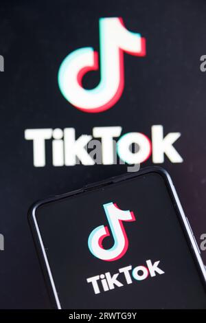 Stoccarda, Germania - 20 luglio 2023: Il logo TikTok sui social media su un telefono cellulare e sullo schermo di un computer a Stoccarda, Germania. Foto Stock