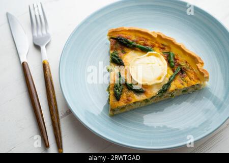 Quiche alla francese con asparagi verdi, uova e fette di formaggio di capra. Foto Stock