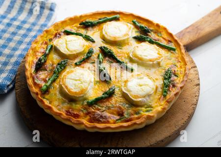 Quiche alla francese con asparagi verdi, uova e fette di formaggio di capra. Foto Stock