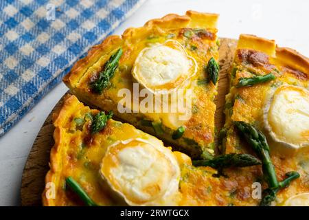 Quiche alla francese con asparagi verdi, uova e fette di formaggio di capra. Foto Stock