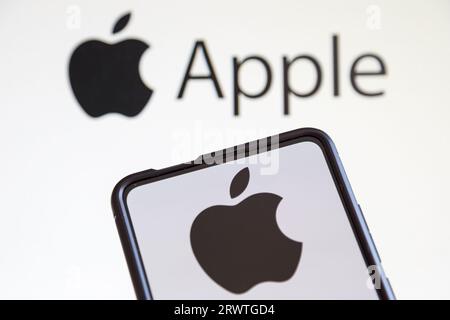 Stoccarda, Germania - 20 luglio 2023: Logo Apple del produttore di smartphone e computer su un telefono cellulare e schermo a Stoccarda, Germania. Foto Stock