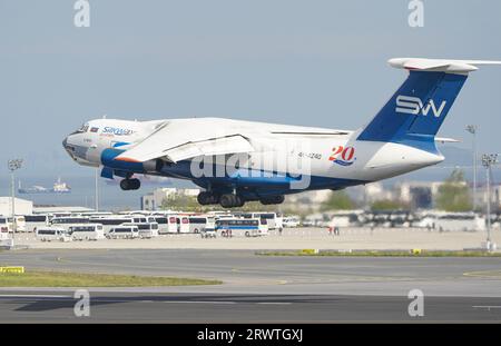 ISTANBUL, TURKIYE - 29 APRILE 2023: Decollo Silk Way Airlines Ilyushin il-76TD (1043419632) dall'aeroporto Ataturk di Istanbul Foto Stock