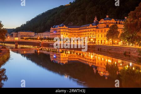 BAD EMS, GERMANIA - 10 AGOSTO 2023: Immagine panoramica degli edifici storici di Bad EMS vicino al fiume Lahn il 10 agosto 2023 in Renania-Palatinato Foto Stock