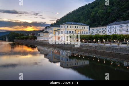 BAD EMS, GERMANIA - 11 AGOSTO 2023: Immagine panoramica degli edifici storici di Bad EMS vicino al fiume Lahn l'11 agosto 2023 in Renania-Palatinato Foto Stock