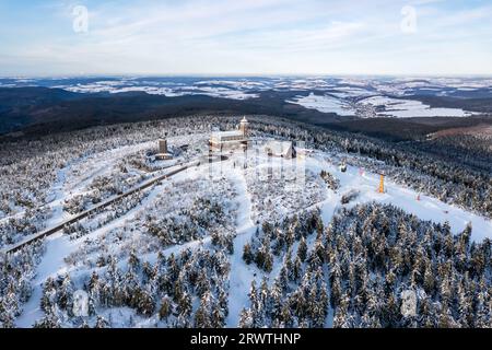 La montagna più alta di Fichtelberg a Erzgebirge nella neve invernale foto aerea a Oberwiesenthal, Germania Foto Stock