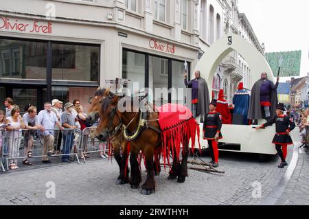 Carnevale a cavallo galleggiante nella Processione del Golden Tree Pageant, che si tiene ogni 5 anni dal 1958. Bruges, Belgio Foto Stock