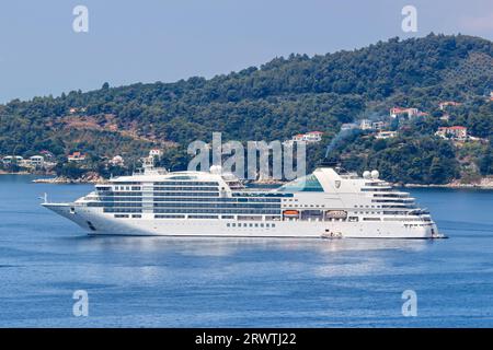 Nave da crociera nel Mar Mediterraneo viaggia sull'isola Egeo di Skiathos, Grecia Foto Stock