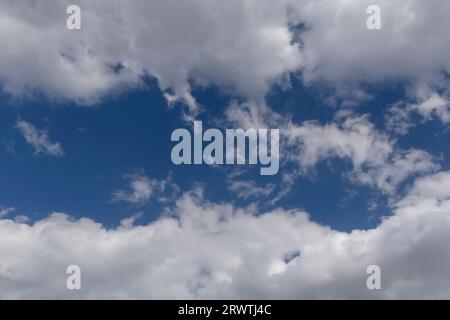 vista sul cielo blu tra due nuvole Foto Stock