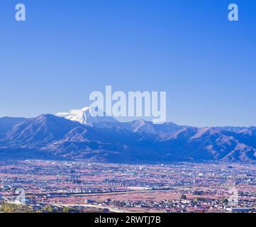 Paesaggi della Prefettura di Yamanashi la pesca fiorisce nella città di Yamanashi e il Monte Fuji in lontananza l'osservatorio senza nome Foto Stock