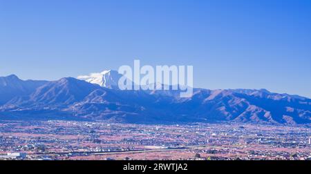 Paesaggi della Prefettura di Yamanashi la pesca fiorisce nella città di Yamanashi e il Monte Fuji in lontananza l'osservatorio senza nome Foto Stock