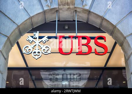 Zurigo, Svizzera - 10 agosto 2023: Logo UBS Bank presso la sede centrale della società Paradeplatz a Zurigo, Svizzera. Foto Stock