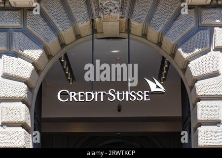 Zurigo, Svizzera - 10 agosto 2023: Logo Credit Suisse Bank presso la sede centrale della società Paradeplatz a Zurigo, Svizzera. Foto Stock