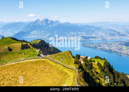 Vista dal monte Rigi sulle Alpi svizzere, sul lago di Lucerna e sulle montagne del Pilatus in Svizzera Foto Stock
