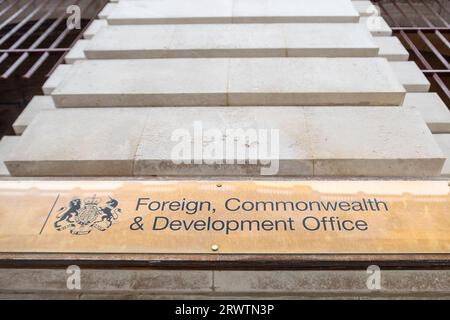 LONDRA - 18 SETTEMBRE 2023: Foreign, Commonwealth & Development Office, segnaletica esterna dell'edificio governativo del Regno Unito, situata a Whitehall, Westminster Foto Stock