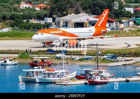 Skiathos, Grecia - 30 giugno 2023: Aereo Airbus A319 EasyJet presso l'aeroporto di Skiathos (JSI) in Grecia. Foto Stock