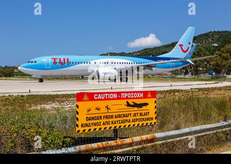 Skiathos, Grecia - 30 giugno 2023: Aereo TUI Boeing 737-800 presso l'aeroporto di Skiathos (JSI) in Grecia. Foto Stock