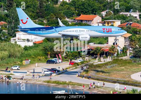 Skiathos, Grecia - 30 giugno 2023: Aereo TUI Airlines Nederland Boeing 737 MAX 8 presso l'aeroporto di Skiathos (JSI) in Grecia. Foto Stock