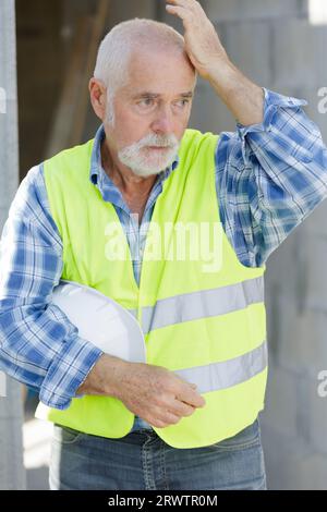 un uomo anziano stanco Foto Stock