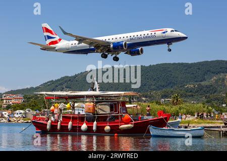 Skiathos, Grecia - 27 giugno 2023: Aereo British Airways Embraer 190 presso l'aeroporto di Skiathos (JSI) in Grecia. Foto Stock