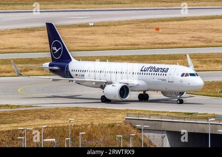 Monaco di Baviera, Germania - 23 giugno 2023: Aereo Lufthansa Airbus A320neo presso l'aeroporto di Monaco (MUC) in Germania. Foto Stock