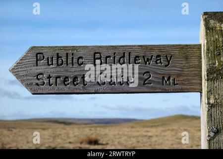 Cartello di legno per Public Bridleway to Street Gate in Mastiles Lane vicino a Malham, Yorkshire Dales National Park, Inghilterra, Regno Unito Foto Stock