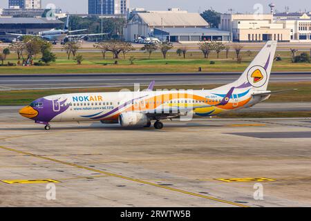 Bangkok, Thailandia - 14 febbraio 2023: NokAir Boeing 737-800 aeroplano presso l'aeroporto Bangkok Don Mueang in Thailandia. Foto Stock