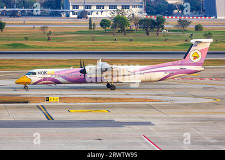 Bangkok, Thailandia - 14 febbraio 2023: NokAir De Havilland Canada Dash 8 Q400 aeroplano presso l'aeroporto Don Mueang di Bangkok in Thailandia. Foto Stock