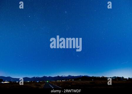 Catena montuosa di Yatsugatake e cielo stellato dalla linea verde Foto Stock