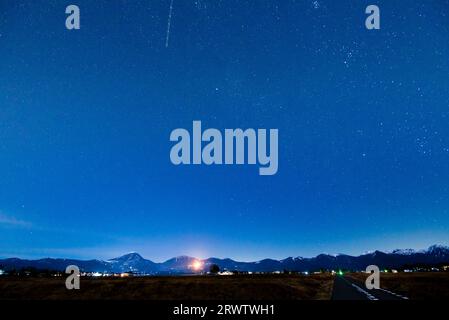 Catena montuosa di Yatsugatake e cielo stellato dalla linea verde Foto Stock