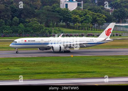 Changi, Singapore - 3 febbraio 2023: Aereo Air China Airbus A350-900 presso l'aeroporto Changi di Singapore. Foto Stock