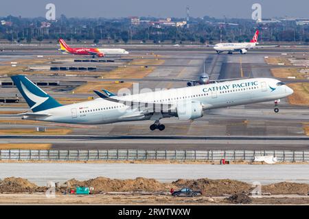 Bangkok, Thailandia - 9 febbraio 2023: Aereo Cathay Pacific Airbus A350-900 presso l'aeroporto Suvarnabhumi di Bangkok in Thailandia. Foto Stock