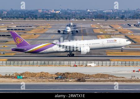 Bangkok, Thailandia - 9 febbraio 2023: Aereo Thai Airways Boeing 777-300ER all'Aeroporto Suvarnabhumi di Bangkok in Thailandia. Foto Stock