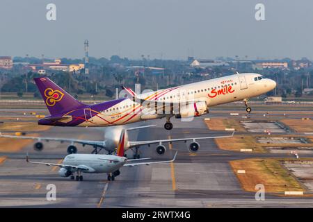 Bangkok, Thailandia - 9 febbraio 2023: Aereo Thai Smile Airbus A320 presso l'aeroporto Suvarnabhumi di Bangkok in Thailandia. Foto Stock