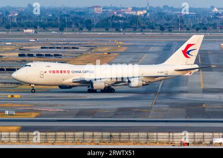 Bangkok, Thailandia - 9 febbraio 2023: Aereo China Cargo Boeing 747-400ERF presso l'aeroporto Suvarnabhumi di Bangkok in Thailandia. Foto Stock