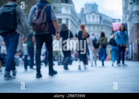 La folla di persone ha sfocato la scena stradale del centro di Londra Foto Stock