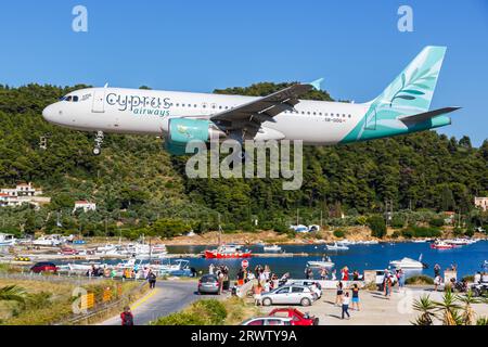 Skiathos, Grecia - 27 giugno 2023: Cyprus Airways Airbus A320 aeroplano presso l'aeroporto di Skiathos (JSI) in Grecia. Foto Stock