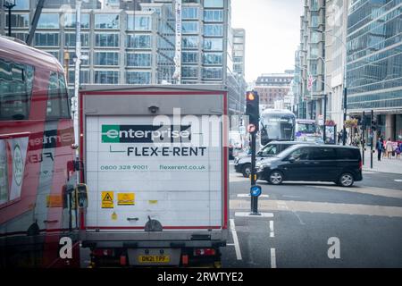 LONDRA - 18 SETTEMBRE 2023: Enterprise Flex e Rent Truck a noleggio nel centro di Londra - società di noleggio veicoli americana Foto Stock