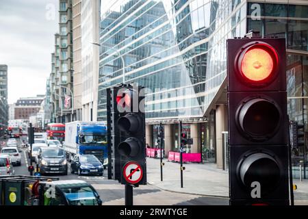 LONDRA - 18 SETTEMBRE 2023: Semaforo rosso e traffico intenso nel centro di Londra Foto Stock