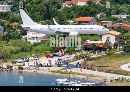 Skiathos, Grecia - 30 giugno 2023: Aeroplano Neos Boeing 737-800 presso l'aeroporto di Skiathos (JSI) in Grecia. Foto Stock