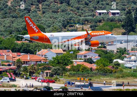 Skiathos, Grecia - 28 giugno 2023: Aeroplano EasyJet Airbus A320 presso l'aeroporto di Skiathos (JSI) in Grecia. Foto Stock