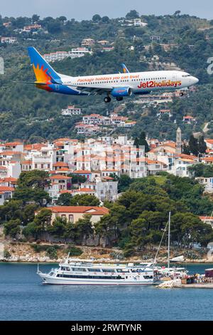 Skiathos, Grecia - 29 giugno 2023: Aereo Jet2 Boeing 737-800 presso l'aeroporto di Skiathos (JSI) in Grecia. Foto Stock