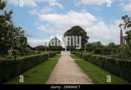 Kenilworth Inghilterra 29 luglio 2023 Castello di Kenilworth i giardini di Elizabethan in piena fioritura in una giornata di sole Foto Stock