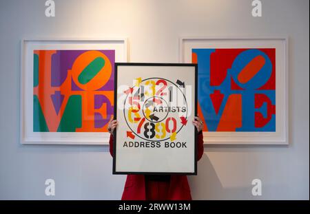 Shapero Modern Gallery, Londra, Regno Unito. 21 settembre 2023. Una mostra che celebra le opere iconiche di Robert Indiana (1928-2018), tra cui Love and Hope pochi giorni dopo quello che sarebbe stato il suo 95° compleanno. Indiana è stato per sempre associato al movimento Pop Art con il suo AMORE per le immagini progettato nel 1964, inizialmente come biglietto d'auguri personale. Le schermate e le incisioni variano da £ 35.000 a £ 950. Crediti: Malcolm Park/Alamy Live News Foto Stock