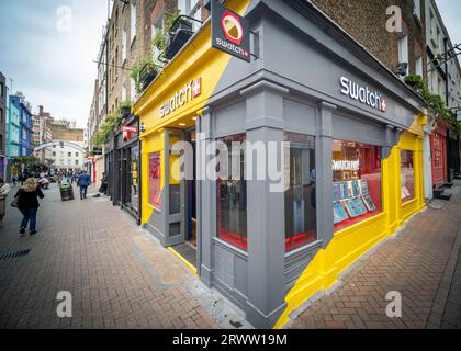 LONDRA - 19 SETTEMBRE 2023: Negozio di orologi Swatch in Carnaby Street, un punto di riferimento per la moda Foto Stock