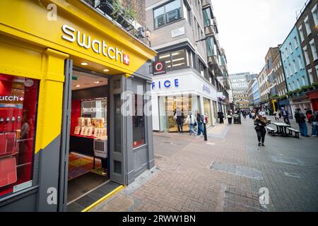 LONDRA - 19 SETTEMBRE 2023: Negozio di orologi Swatch in Carnaby Street, un punto di riferimento per la moda Foto Stock